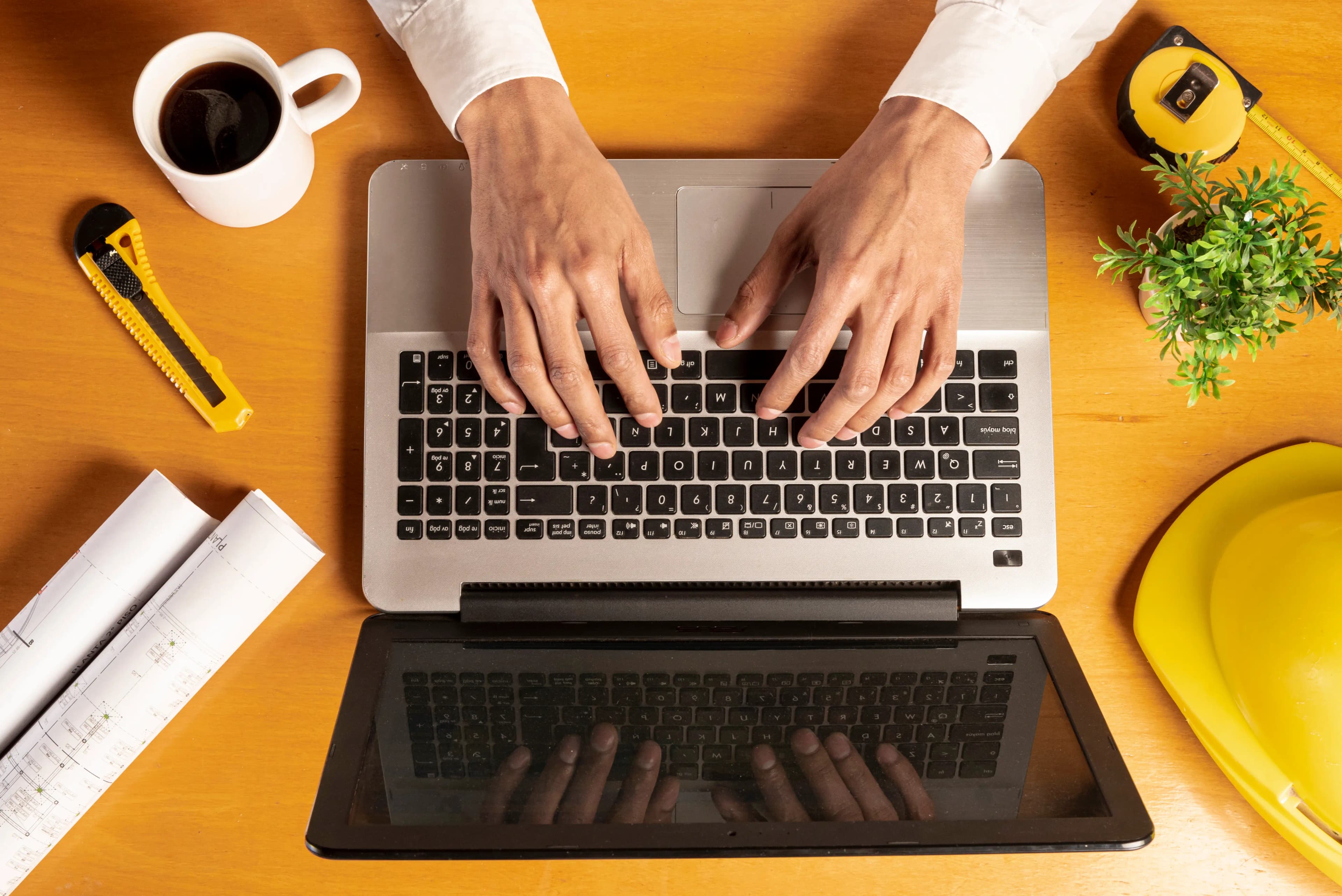 Mesa de trabalho com laptop — criação de sites profissionais para pequenas empresas no Rio de Janeiro